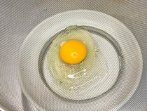 卵を『ザル』に割り入れて？　目玉焼きの裏ワザに「驚いた」「試す価値ある」