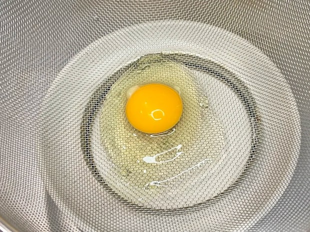 卵を『ザル』に割り入れて？　目玉焼きの裏ワザに「驚いた」「試す価値ある」