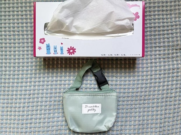 『保温冷薄型ミニポーチ』と箱ティッシュのサイズを比較した画像（撮影：エニママ）
