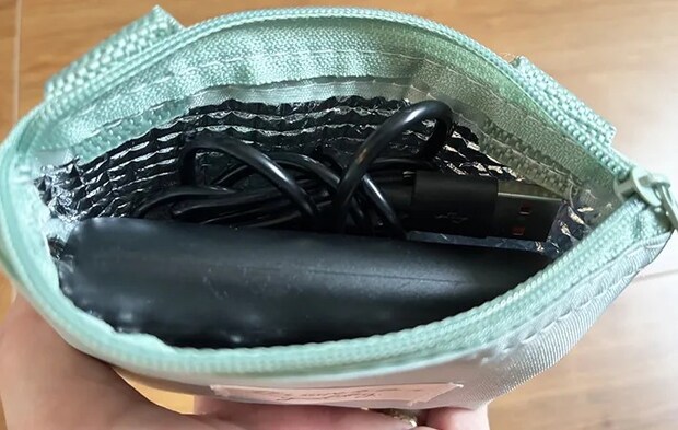 『保温冷薄型ミニポーチ』に小型モバイルバッテリーを入れた画像（撮影：エニママ）