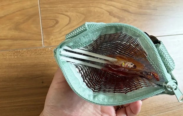 『保温冷薄型ミニポーチ』にソフトキャンディを入れた画像（撮影：エニママ）
