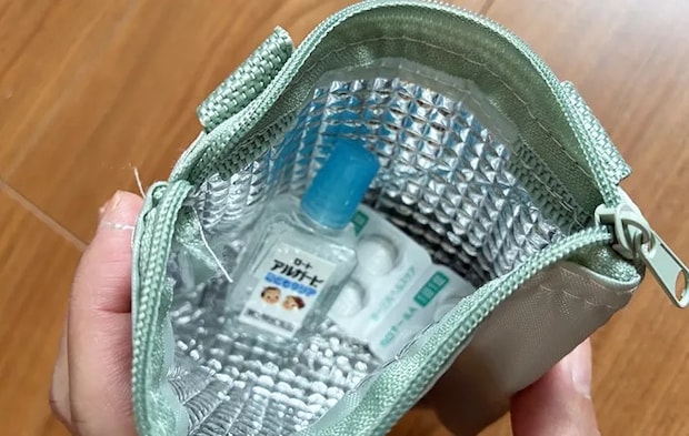 『保温冷薄型ミニポーチ』に目薬・錠剤を入れた画像（撮影：エニママ）