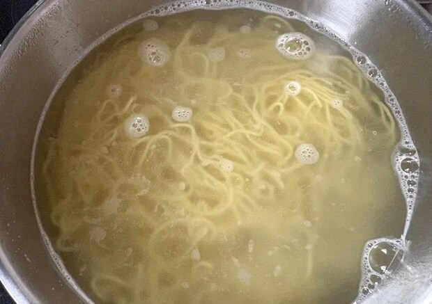 麺をゆでている画像（撮影：エニママ）