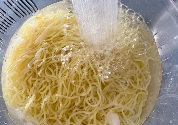 ゆでた麺をざるに移して冷やしている画像（撮影：エニママ）