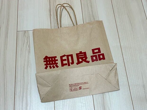 床に置かれた紙袋（撮影：grapeライフハック編集部）