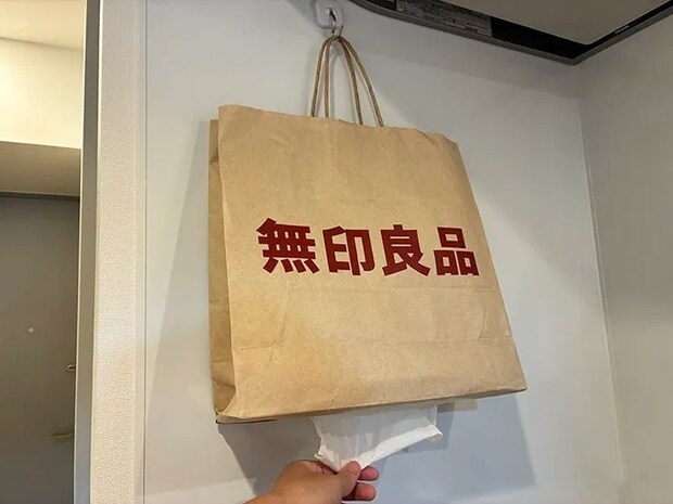キッチンの壁に設置した紙袋ティッシュケースからティッシュを引き出す場面（撮影：grapeライフハック編集部）