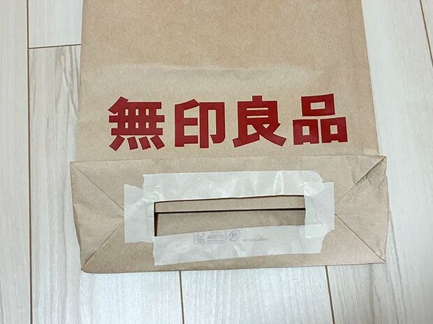 マスキングテープを貼った紙袋の底面（撮影：grapeライフハック編集部）