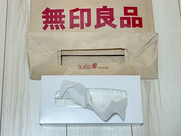 底を切りとった紙袋と、箱ティッシュ（撮影：grapeライフハック編集部）