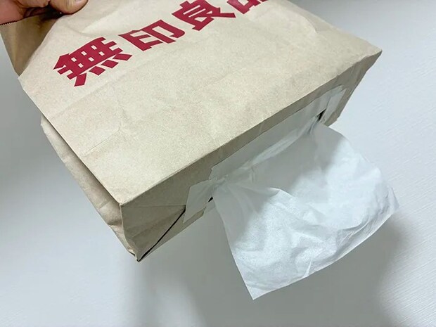 紙袋の底から出たティッシュ（撮影：grapeライフハック編集部）