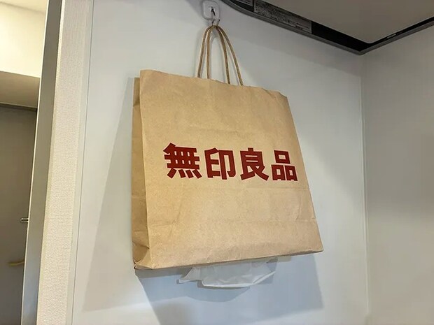 キッチンの壁に設置した紙袋ティッシュケース（撮影：grapeライフハック編集部）