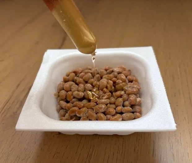 納豆にハチミツを加える（撮影：grapeフード編集部）