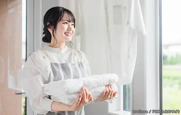 タオルを持つ女性の写真
