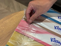 箱ティッシュのビニール、2か所を破るだけで？　簡単に開けられる裏ワザが「気持ちいい！」