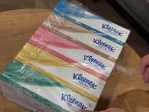 「10秒で簡単に開けられた！」　箱ティッシュ包装の裏ワザが「気持ちいい」