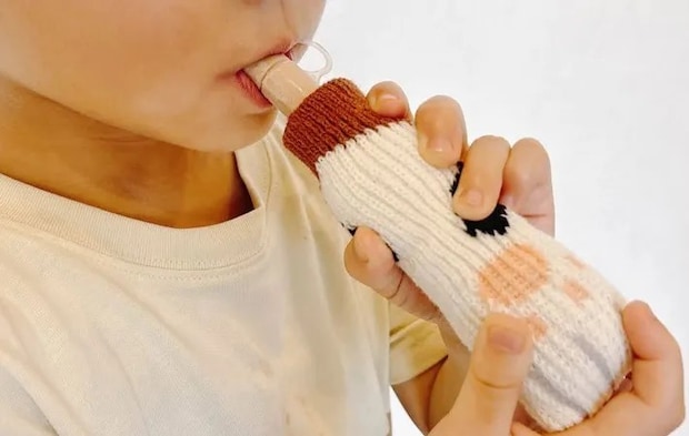 『イス脚カバーをかぶせたパピコを食べる子供』の写真（撮影：キジカク）