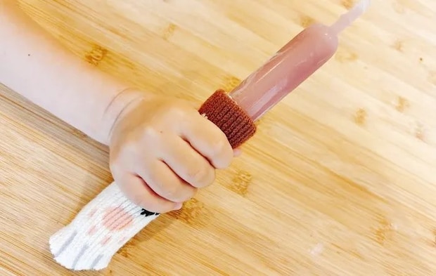 『棒アイスにイス脚カバーをかぶせる』写真（撮影：キジカク）