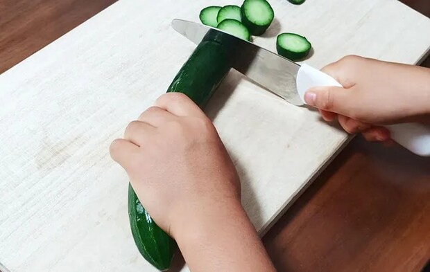 子どもが一人できゅうりを切っている画像（撮影:エニママ）