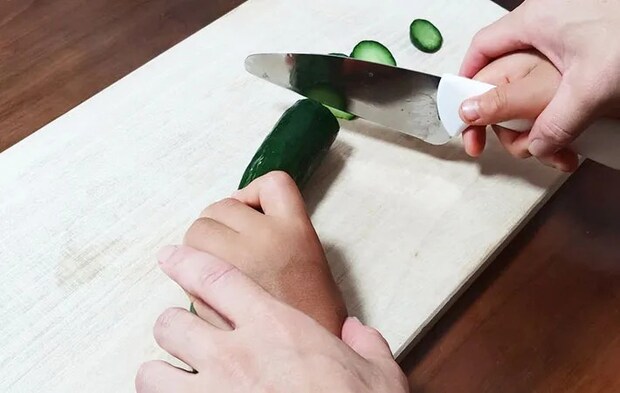 KIDSナイフを使い親が支えながら一緒にきゅうりを切っている画像（撮影:エニママ）