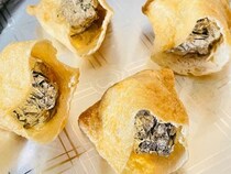 2つに切った油揚げにアルミを入れて？　作業15分で作った一品とは