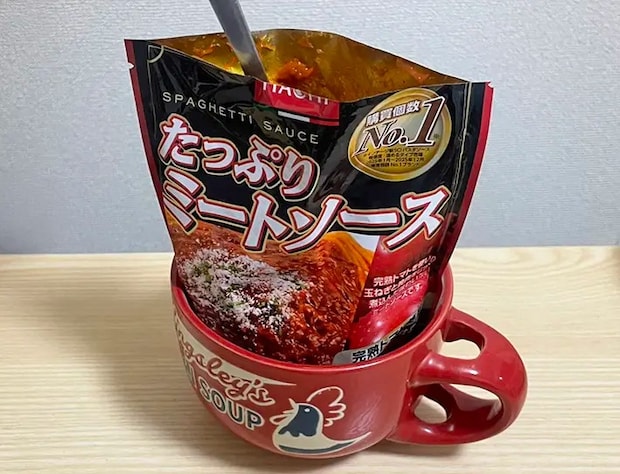 ミートソースのパウチを器に入れて使う写真（撮影：grapeライフハック編集部）