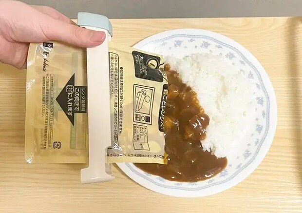 レトルトカレーを『しぼれるパウチスタンド』で絞る写真（撮影：grapeライフハック編集部）