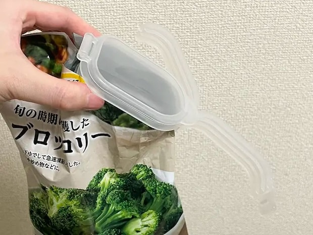 『冷凍食品用袋キャップ（大きめ食材用）』をはめる写真（撮影：grapeライフハック編集部）