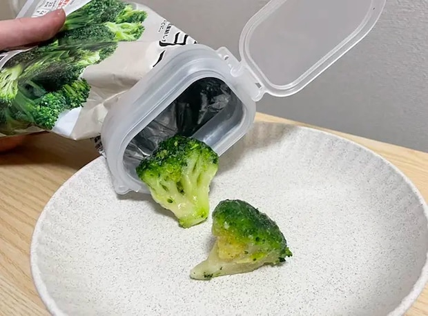 冷凍ブロッコリーを皿に出す写真（撮影：grapeライフハック編集部）