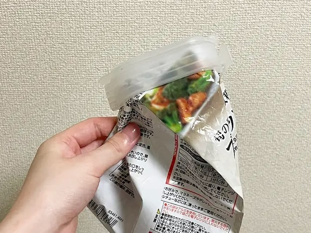 『冷凍食品用袋キャップ（大きめ食材用）』を袋にはめた写真（撮影：grapeライフハック編集部）