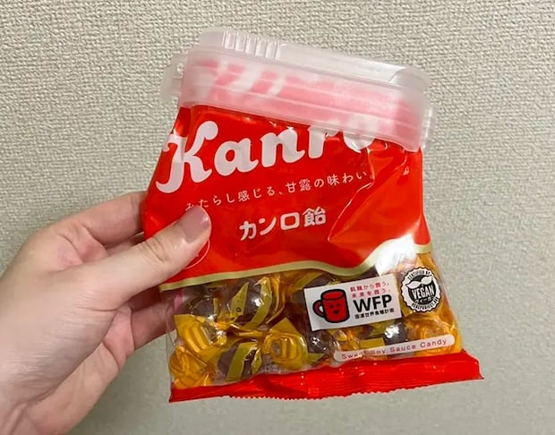 飴に『冷凍食品用袋キャップ（小さめ食材用）』を装着した写真（撮影：grapeライフハック編集部）