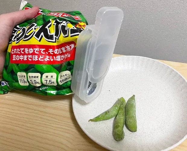 『冷凍食品用袋キャップ（小さめ食材用）』を枝豆の袋にはめて使う写真（撮影：grapeライフハック編集部）