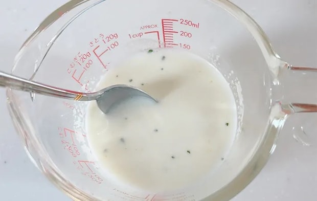 スープの粉末と牛乳を混ぜている画像（撮影：エニママ）