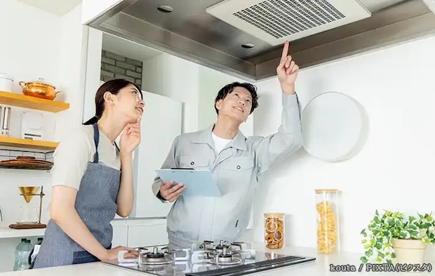 レンジフードを確認する人の写真