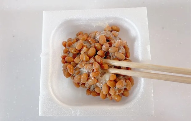 納豆を混ぜている画像（撮影：エニママ）