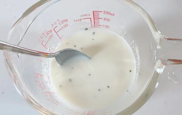 スープの粉末と牛乳を混ぜている画像（撮影：エニママ）
