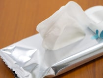 ウェットティッシュに輪ゴムを巻くと…？　まとめ出し解消の裏ワザに「早く知りたかった」【活用テク4選】