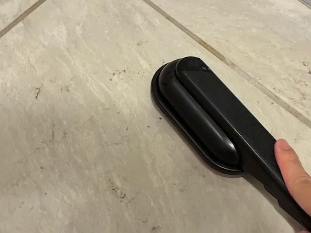 ブラシで玄関の床をこする場面（撮影：grapeライフハック編集部）