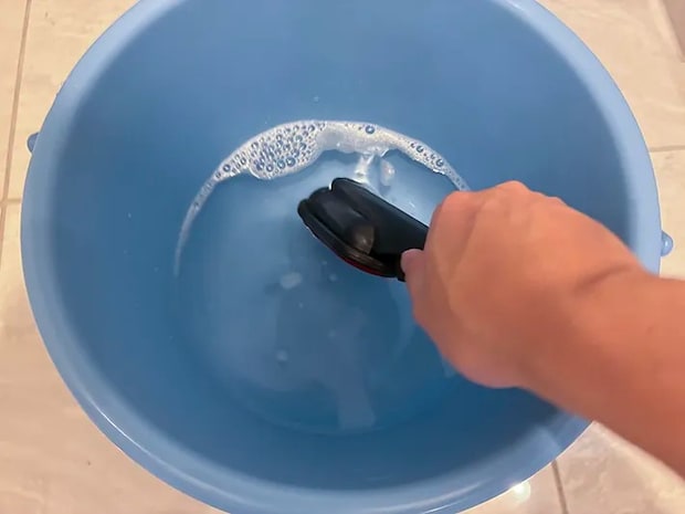 洋服ブラシを水に浸す場面（撮影：grapeライフハック編集部）