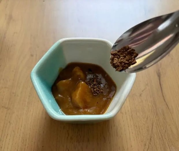 隠し味を入れている様子（撮影：grapeフード編集部）
