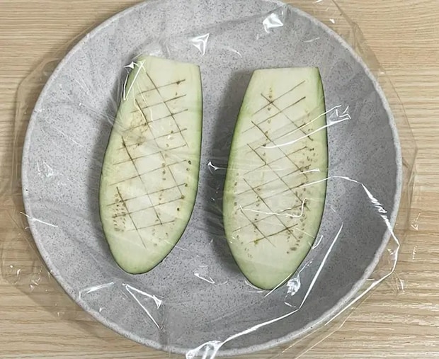 ナスを皿にのせてラップをかけた写真（撮影：grapeフード編集部）