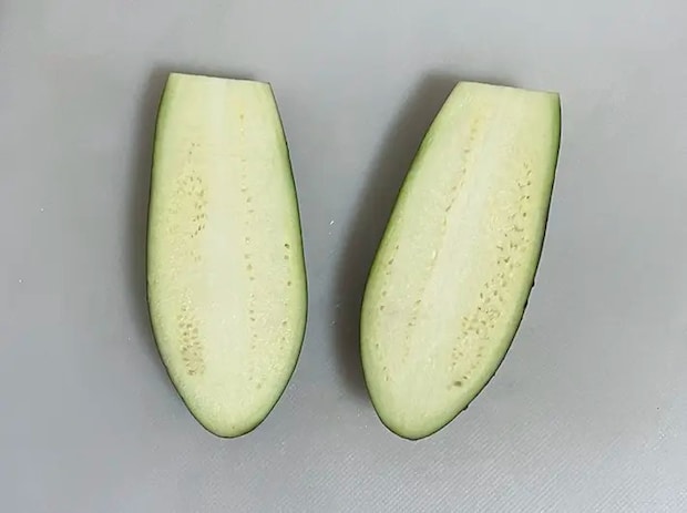 半分に切ったナスの写真（撮影：grapeフード編集部）
