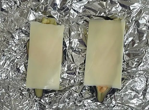 アルミホイルにナスをおいてチーズをかぶせた写真（撮影：grapeフード編集部）