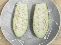 ナスを丸ごと1本使って！　トースターで5分焼いて作るレシピに「グラタンみたい」「子供から大人まで好きな味」