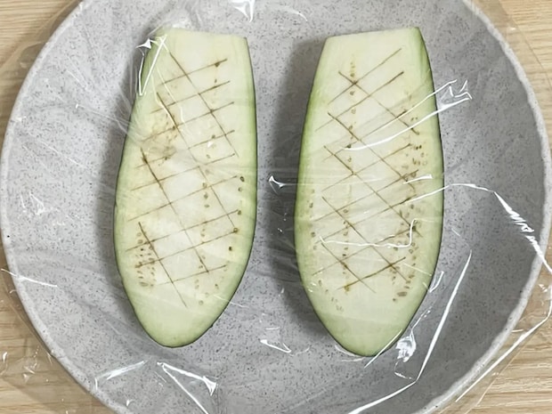 ナスを丸ごと1本使って! トースターで5分焼いて作るレシピに「グラタンみたい」「子供から大人まで好きな味」