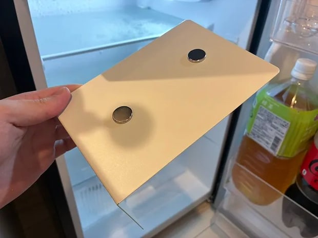 マグネットをつけたブックエンド（撮影：grapeライフハック編集部）