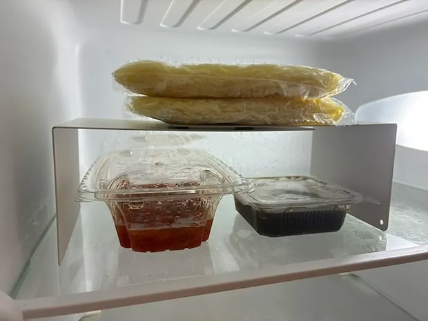 2個のブックエンドを組み合わせた簡易棚（撮影：grapeライフハック編集部）