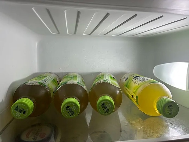 冷蔵庫で平置きになっているペットボトル（撮影：grapeライフハック編集部）