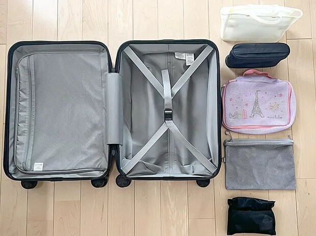 スーツケースに荷造りする写真（撮影：Classy Life）