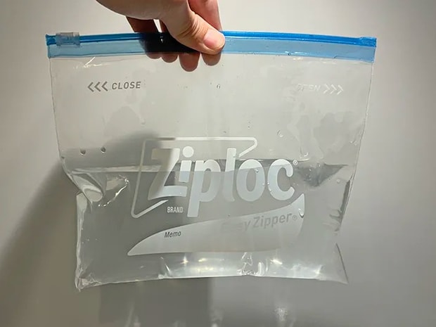 水を入れたジッパー袋（撮影：grapeライフハック編集部）