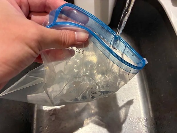 ジッパー袋に水を注ぐ場面（撮影：grapeライフハック編集部）