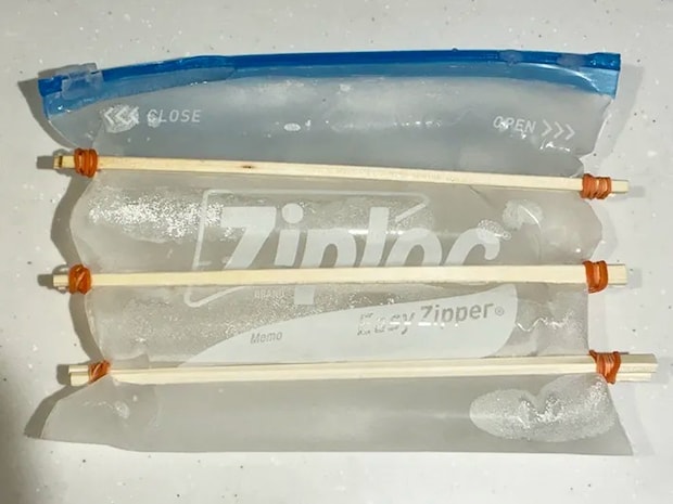 冷凍庫から取り出して凍ったジッパー袋（撮影：grapeライフハック編集部）